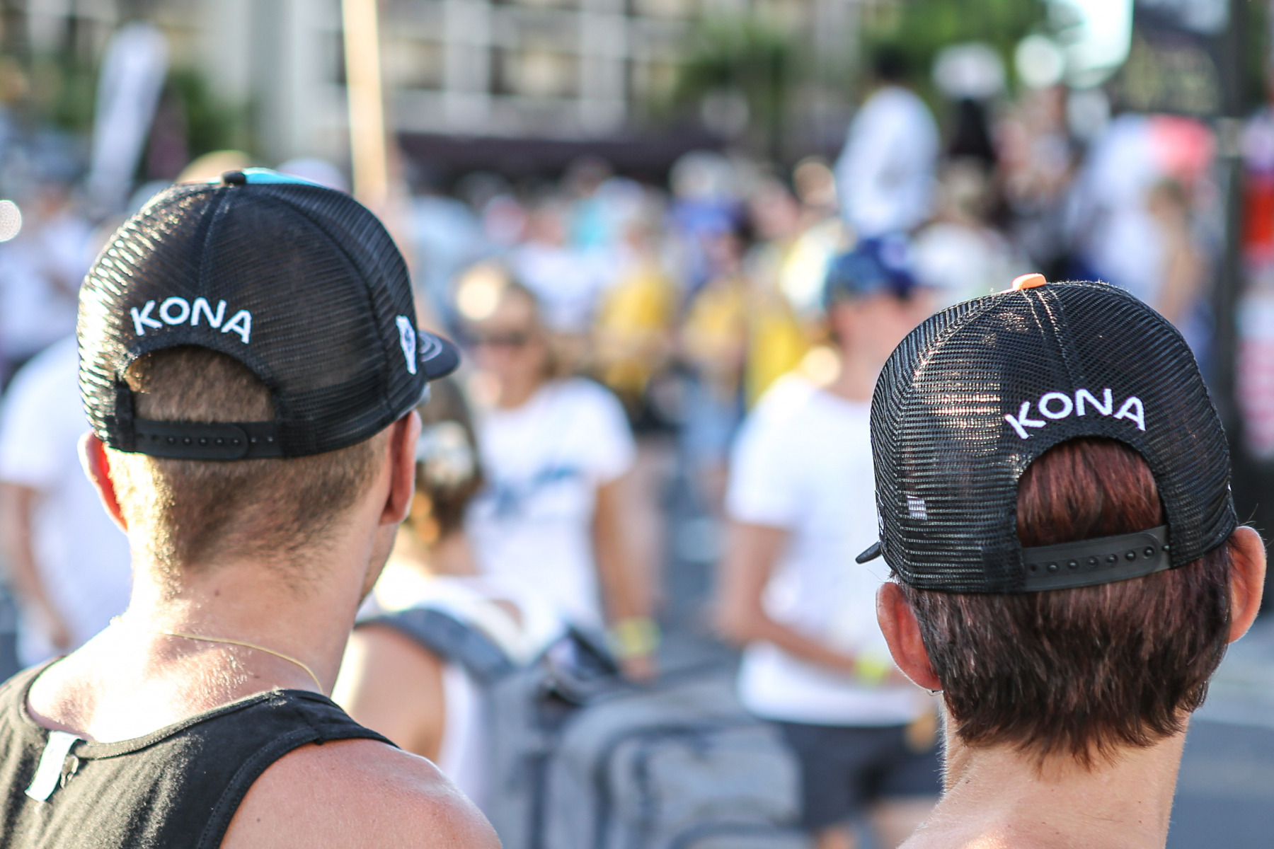 Aus 74 Ländern kommen die Teilnehmer der Ironman-WM auf Hawaii. Vier Tage vor dem großen Rennen ziehen die Athleten mit Pauken und Trompeten über den Alii Drive.