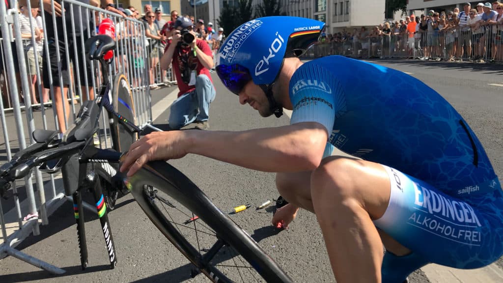 Patrick Lange mit Reifenpanne beim Ironman Frankfurt 2019