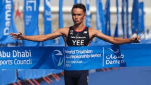 Gustav Iden abgeschlagen: Alex Yee siegt beim WTCS-Auftakt in Abu Dhabi