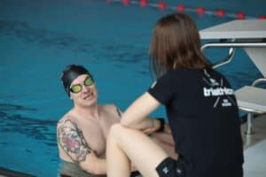 Kannst du helfen, Kollegin? Nils Flieshardt sucht Hilfe beim Schwimmen