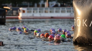 Ironman Hamburg: Frodeno kommt als Erster aus dem Wasser