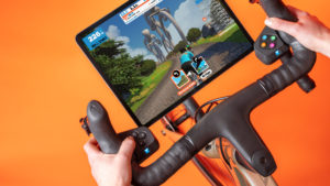 Volle Kontrolle: Mit „Zwift Play“ bleiben die Hände am Lenker