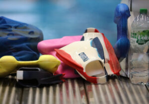 Sinn oder Unsinn: Welche Trainingstools braucht man wirklich zum Schwimmen?