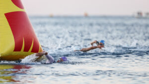 Zwölfergruppe mit Frodeno nach Schwimmen an der Spitze, Lange eineinhalb Minuten zurück
