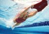 Schneller und stabiler im Wasser: Tipps für den Kraulbeinschlag
