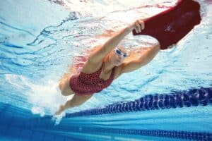 Schneller und stabiler im Wasser: Tipps für den Kraulbeinschlag