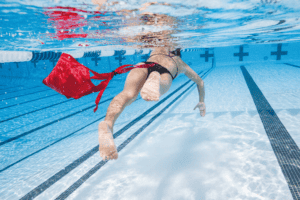 Die Kraft des Wassers: Schwimmen mit Widerstand