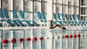 Warum ist die Luft in Schwimmbädern so drückend warm?