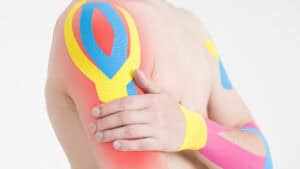 Nur geklebt: Warum hilft Kinesiotape?