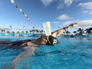 Techniktraining: Rückenschwimmen mit Becher