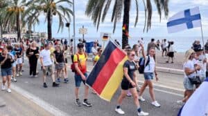 Stimmung an der Promenade: Impressionen von der Nationenparade bei der Ironman-WM