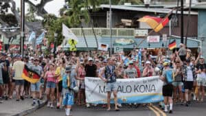 Athletenumzug auf dem Alii Drive: Die Parade der Nationen in Kailua-Kona