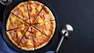 Kulinarisch durch die Hawaii-Nacht: Pizza, Poke Bowl und Co.