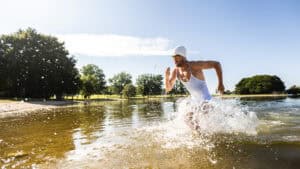 Ganz in Weiß: Sam Laidlow präsentiert Schwimm-Kollektion