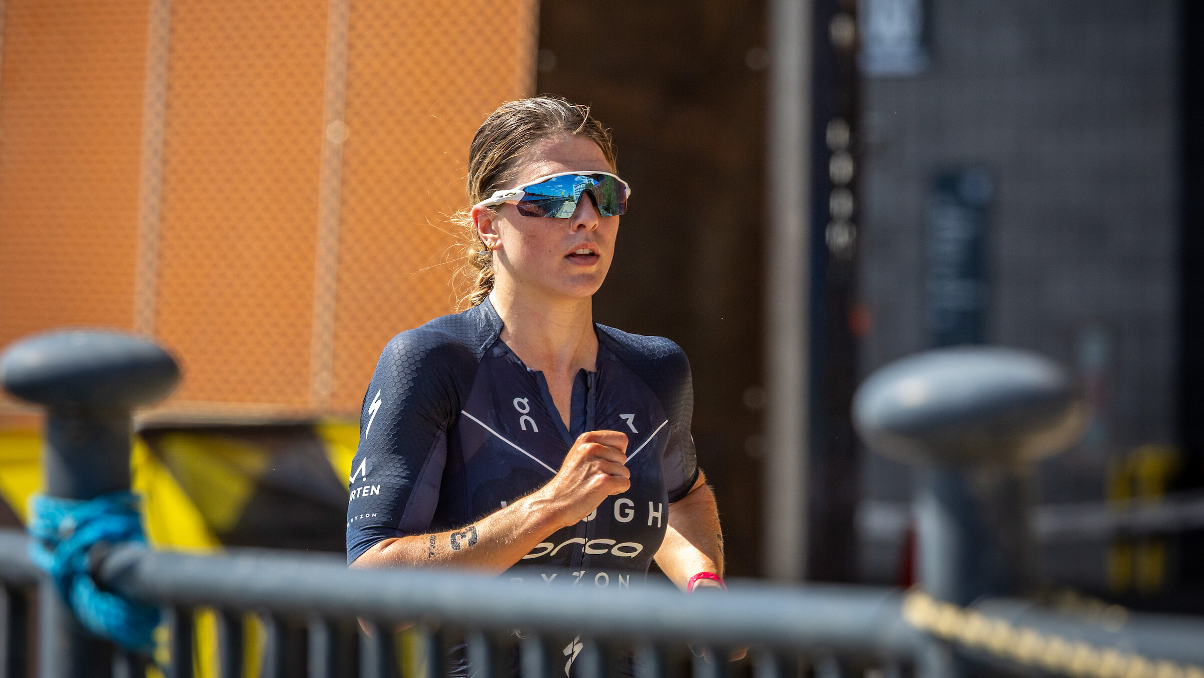 Katar-T100-Kate-Waugh-mit-Sieg-Weltmeisterin-Julie-Derron-auf-dem-Podium-Lucy-Charles-Barclay-WM-Dritte