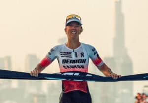 T100 in Dubai: Julie Derron gewinnt vor Kate Waugh und sorgt für spannendes Serienfinale