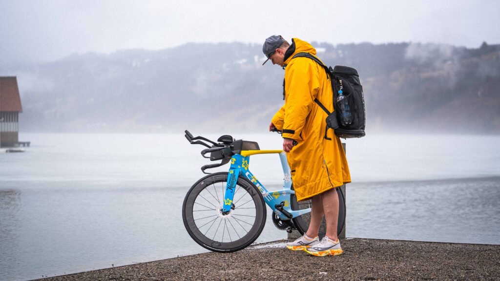 Bei winterlichen Temperaturen wagt Paul Bieber einen Weltrekordversuch in sommerlicher Triathlon-Kleidung.