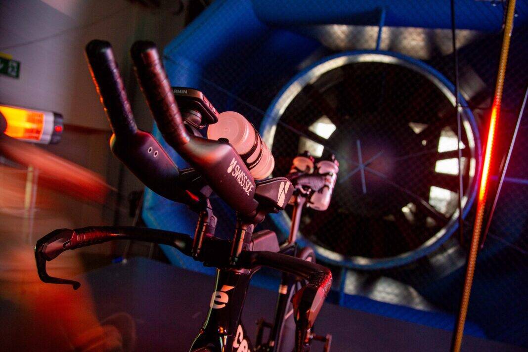 Mounted cockpit with bottle and computer