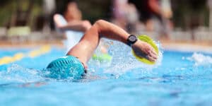 Angriff unter Wasser: Mit Paddles sauberer schwimmen lernen