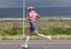 Carbonschuhe: Nutzen und Risiken der Hype-Technologie Laura Philipp läuft beim Ironman Hawaii 2025 mit New Balance-Carbon-Schuhen auf dem Highway.
