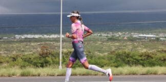 Laura Philipp läuft beim Ironman Hawaii 2025 mit New Balance-Carbon-Schuhen auf dem Highway.