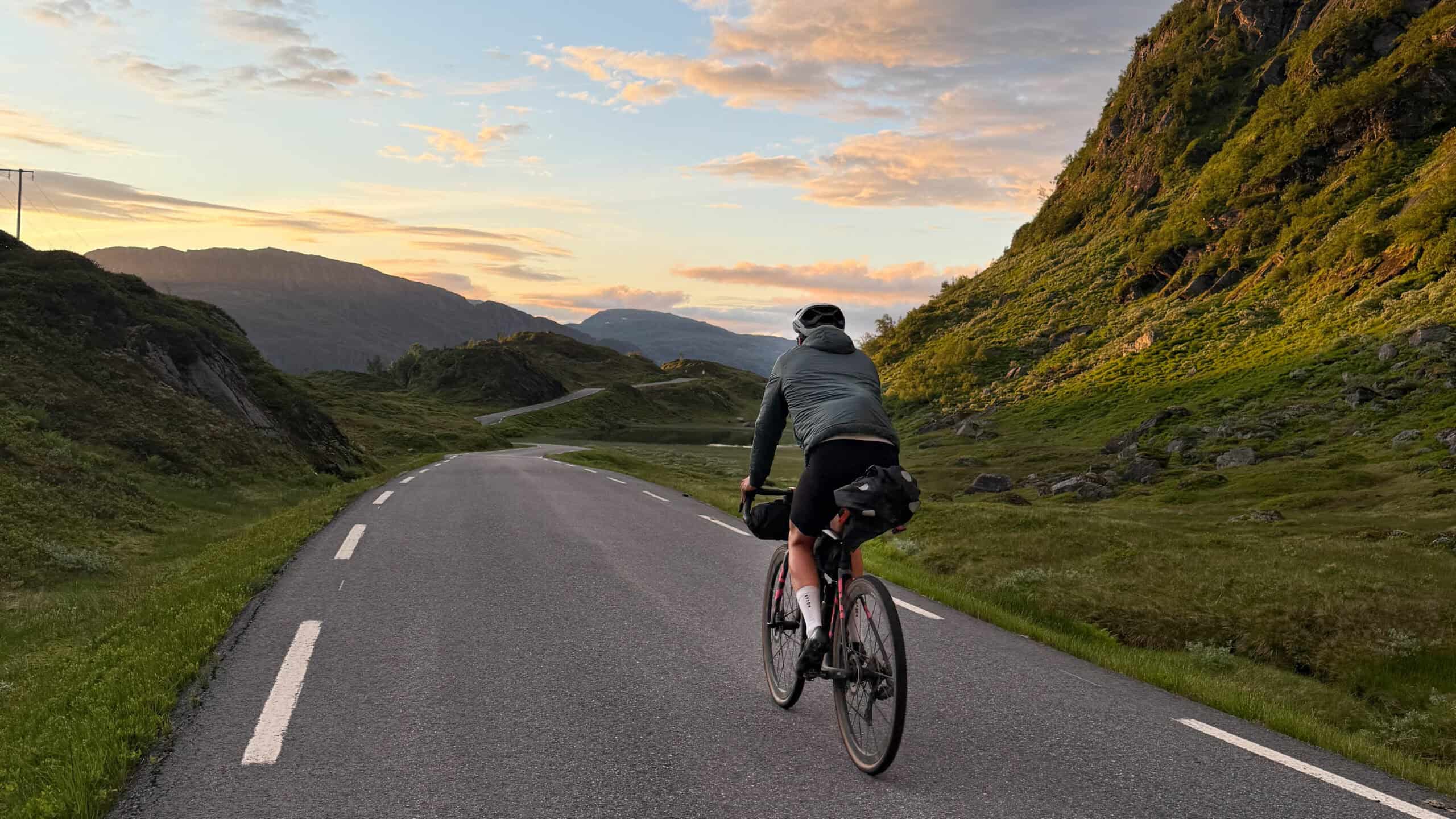 -Around-Europe-Action-statt-Eint-nigkeit-f-r-Jonas-Deichmann-und-Josefine-Rutkowski-in-Norwegen