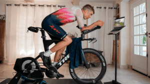 Indoor-Training im Sommer: So bereitest du dich mit ROUVY auf die Hitze von Kona vor