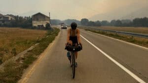 Around Europe: Flucht vor Waldbränden und gefährlicher Straßenverkehr für Jonas Deichmann und Josefine Rutkowski