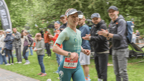Schlüsselbeinbruch, Reifenpanne, Taifun: Merle Brunnée feiert Sieg in China Merle Brunnée beim Ironman Hamburg 2026 auf der Laufstrecke.